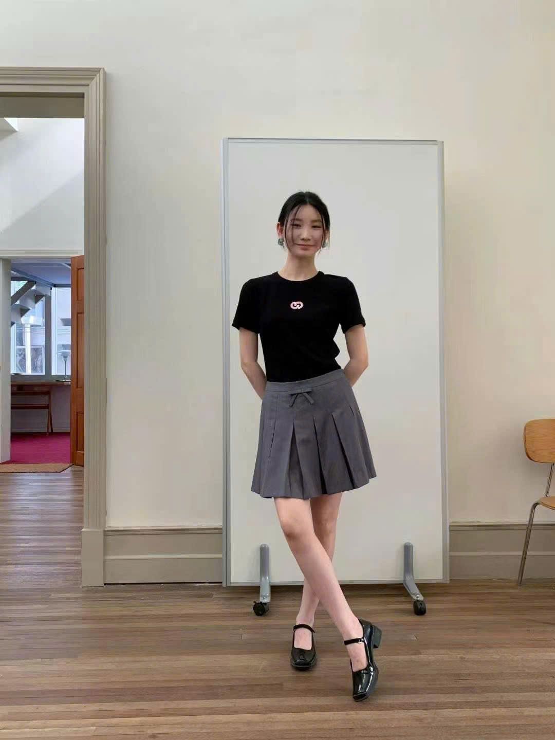 Áo phông đen logo hồng
