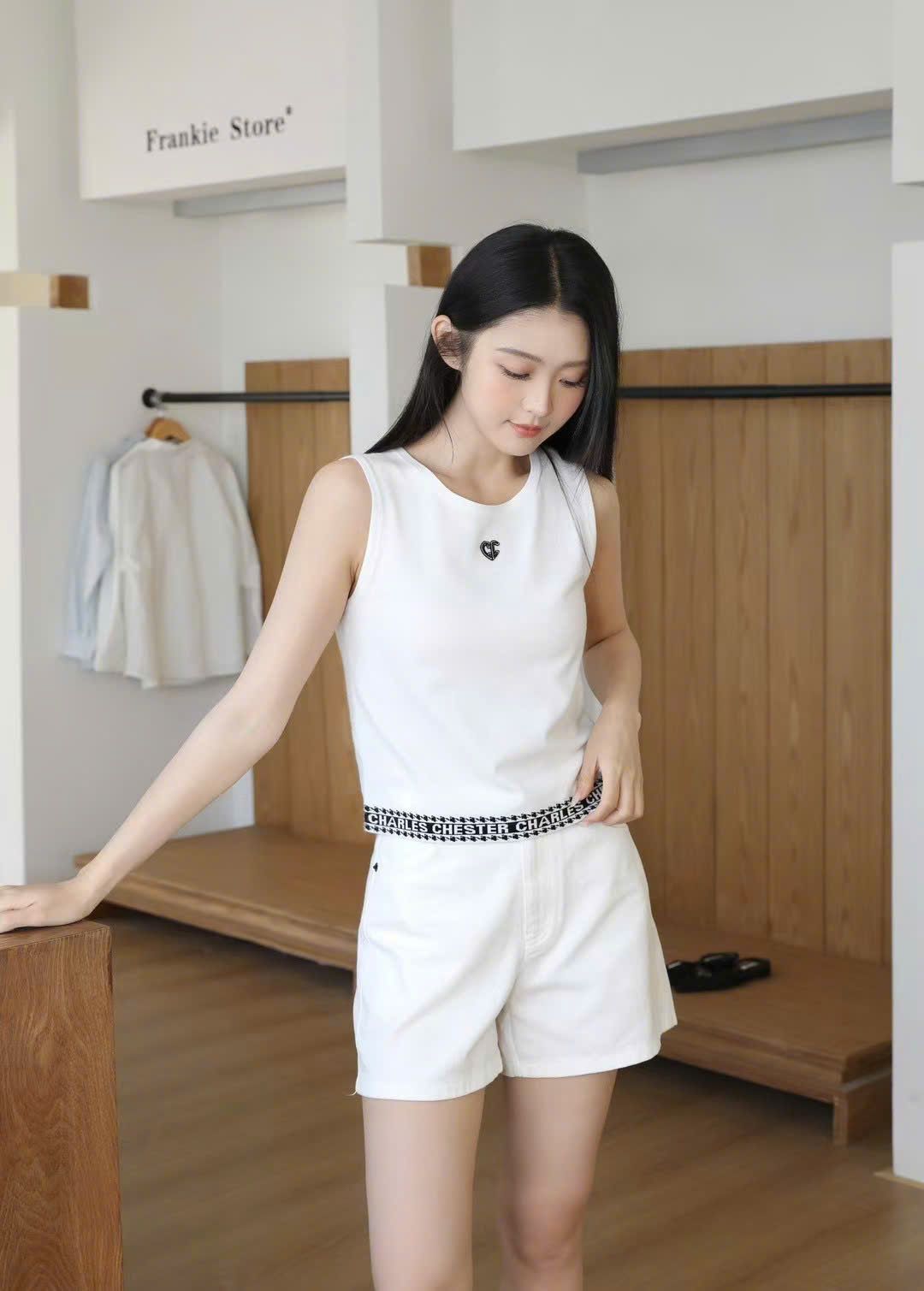 Áo ba lỗ trắng-viền chữ CC đen ở gấu