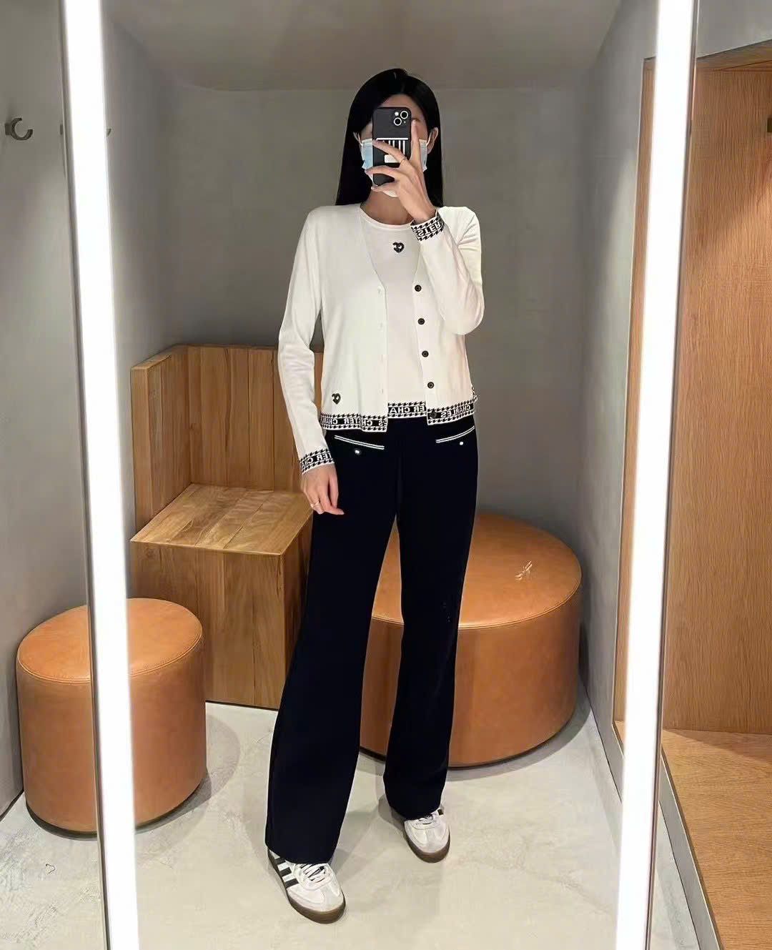 Quần nỉ đen hai túi viền trắng