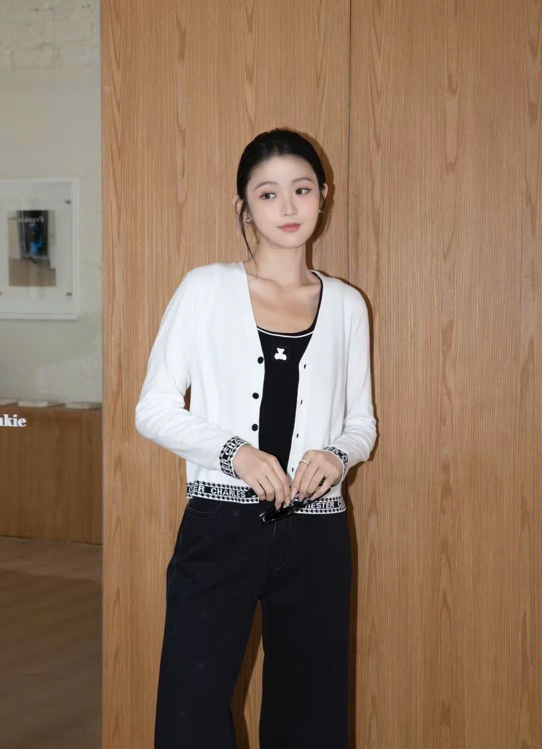 Áo CDG trắng viền chữ ở tay và gấu