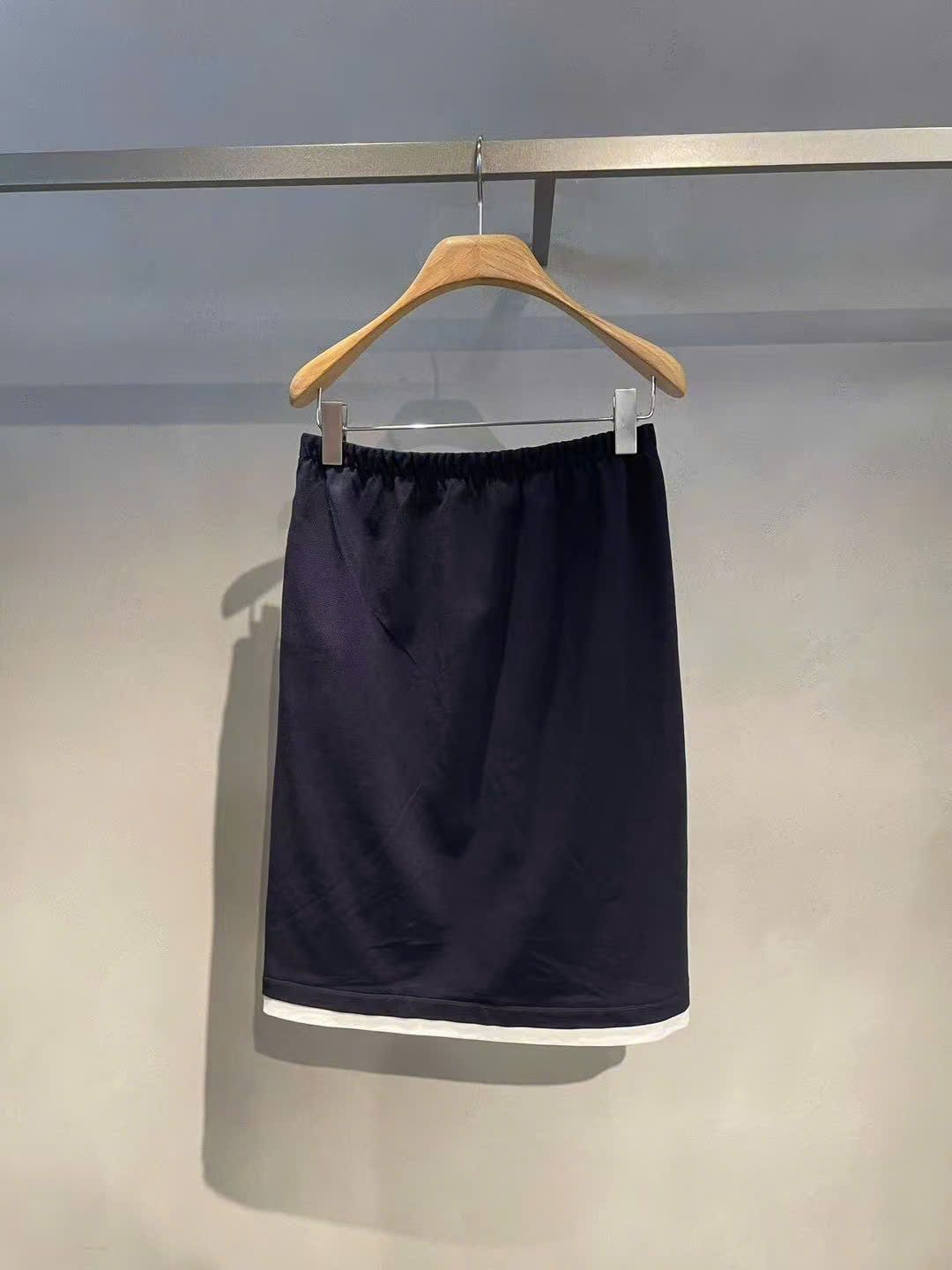 Bộ áo Polo dài tay Navy và chân váy gấu, chữ tà trắng- set