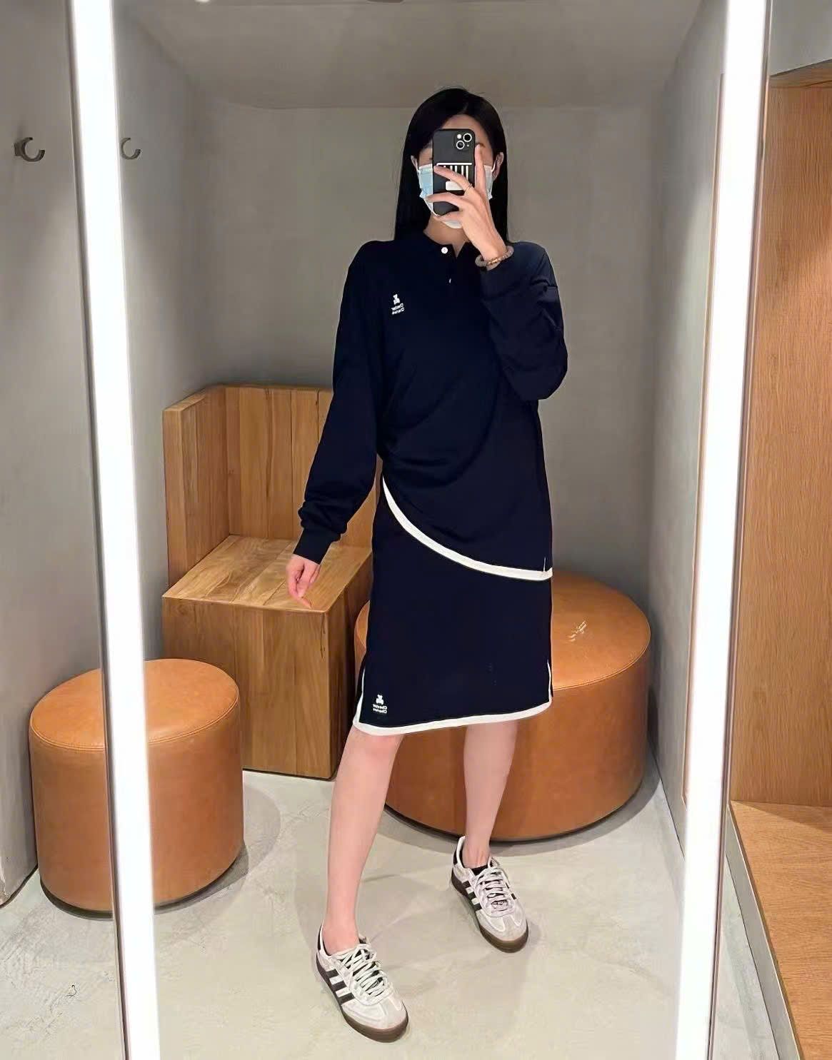 Bộ áo Polo dài tay Navy và chân váy gấu, chữ tà trắng- set