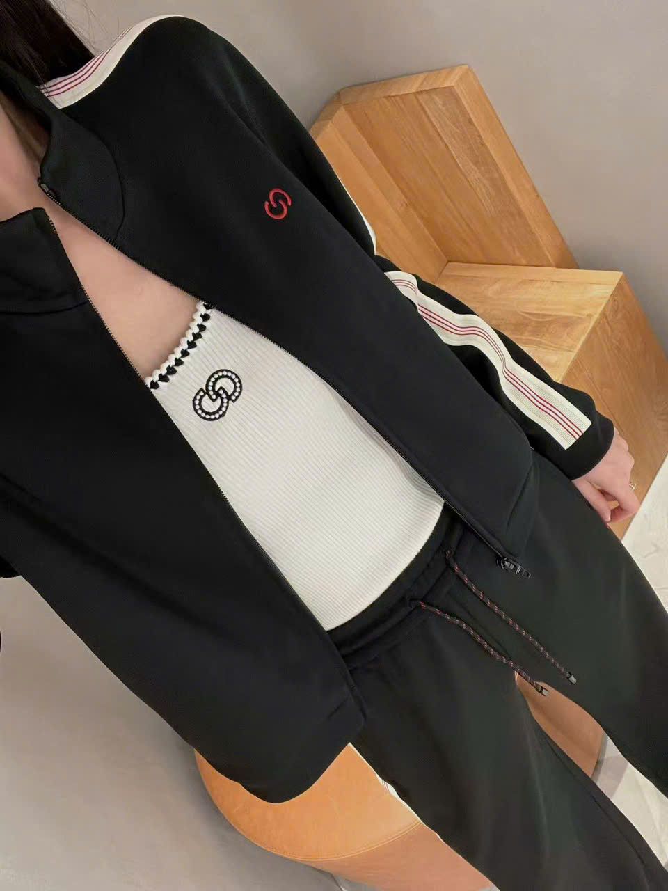 Bộ áo khoác và quần đen kẻ logo đỏ set