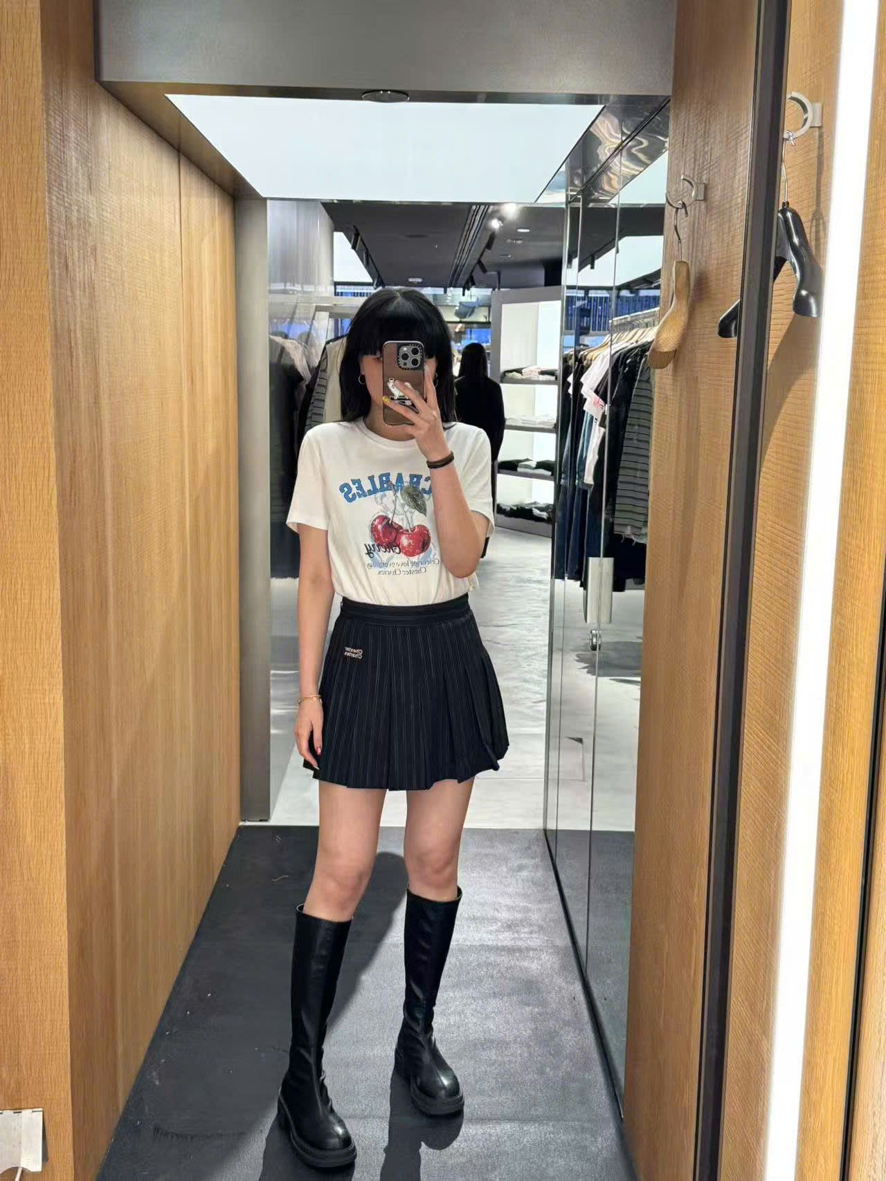 Áo phông trắng cherry đỏ