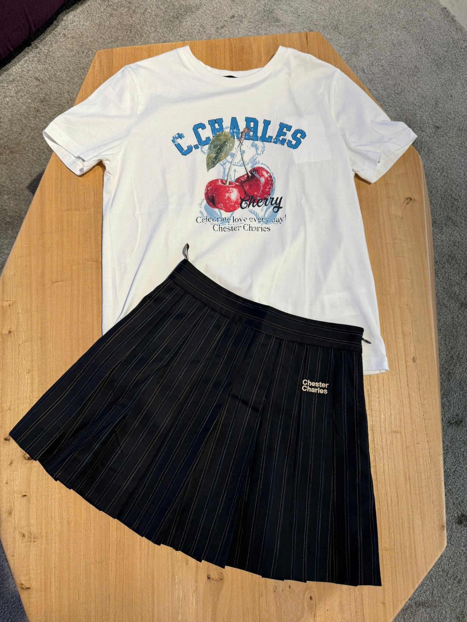 Áo phông trắng cherry đỏ