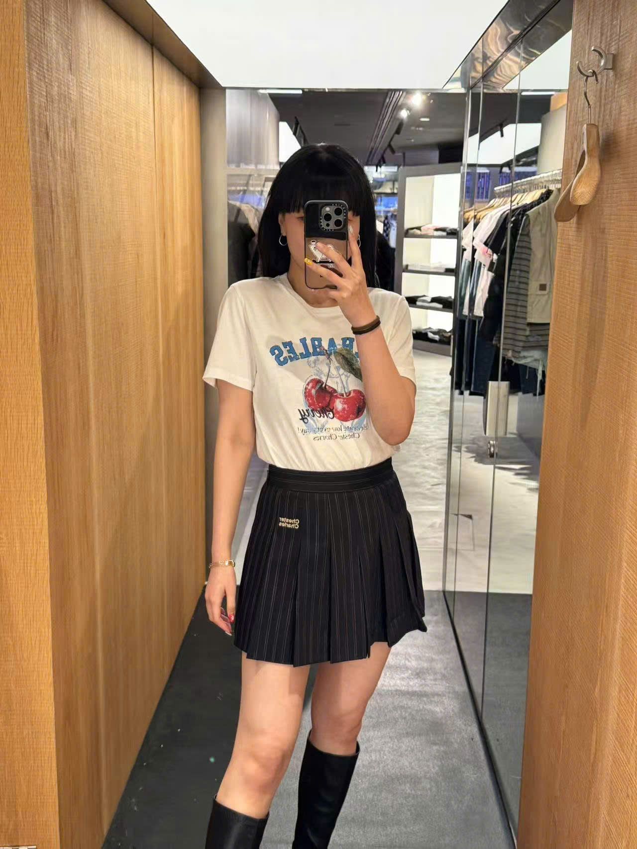 Áo phông trắng cherry đỏ