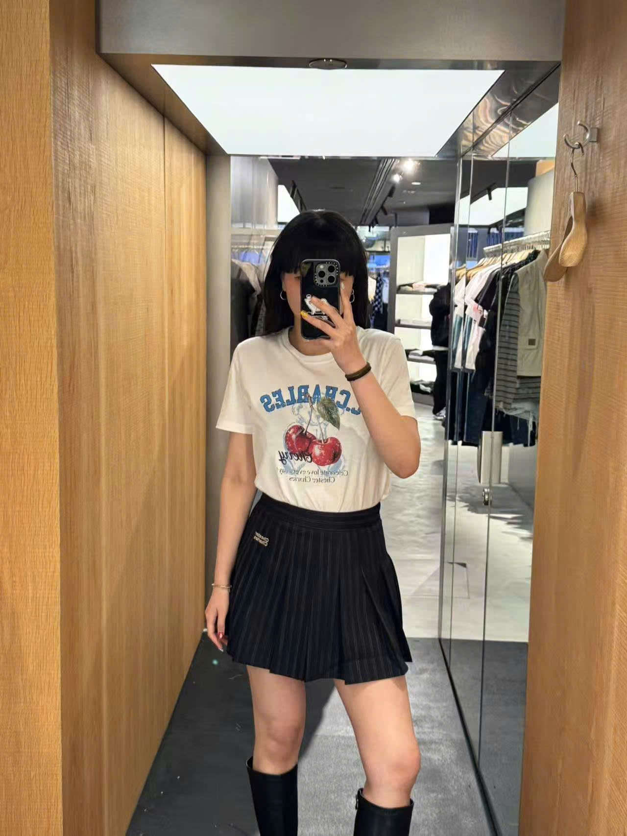 Áo phông trắng cherry đỏ