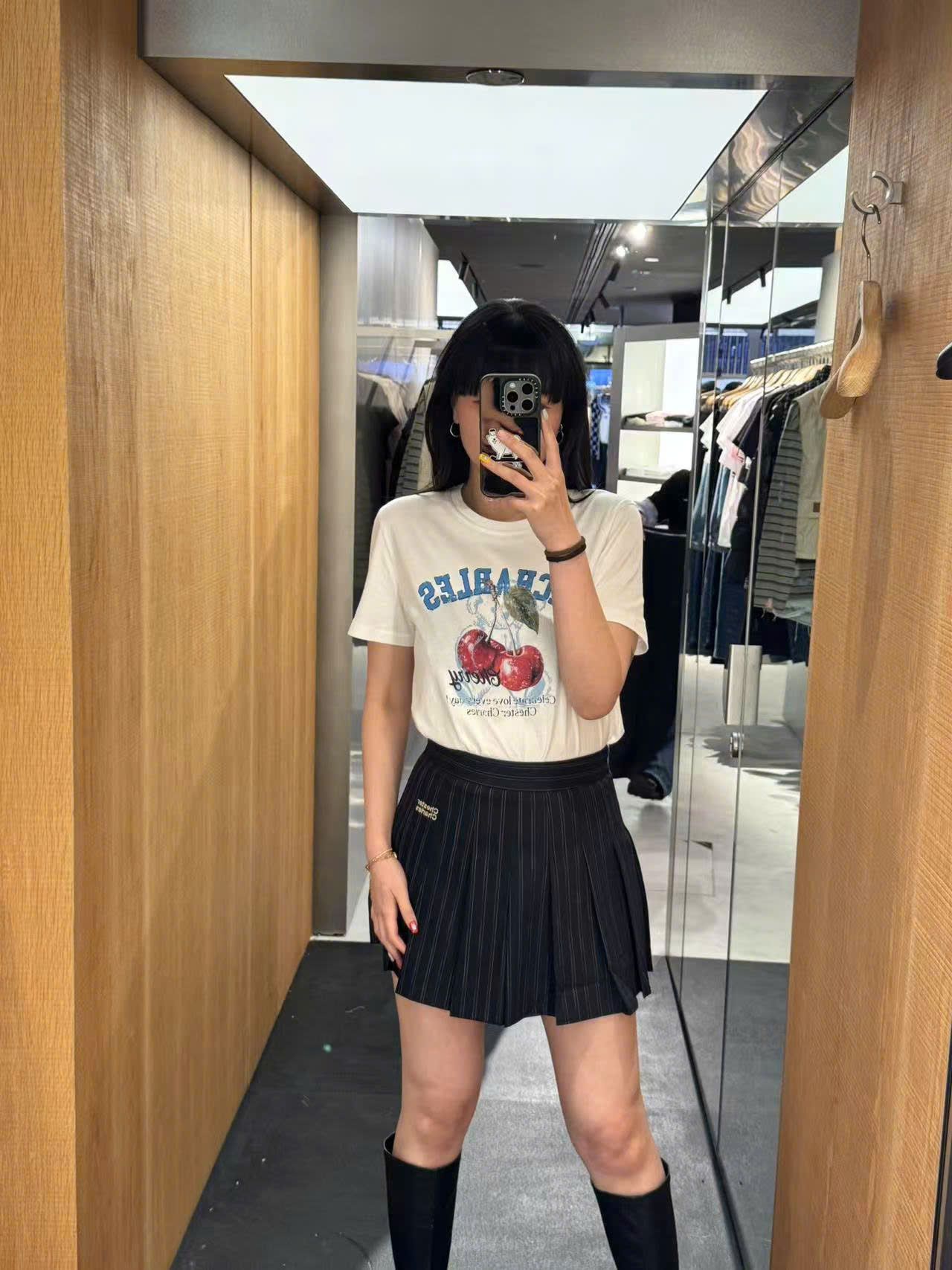 Áo phông trắng cherry đỏ