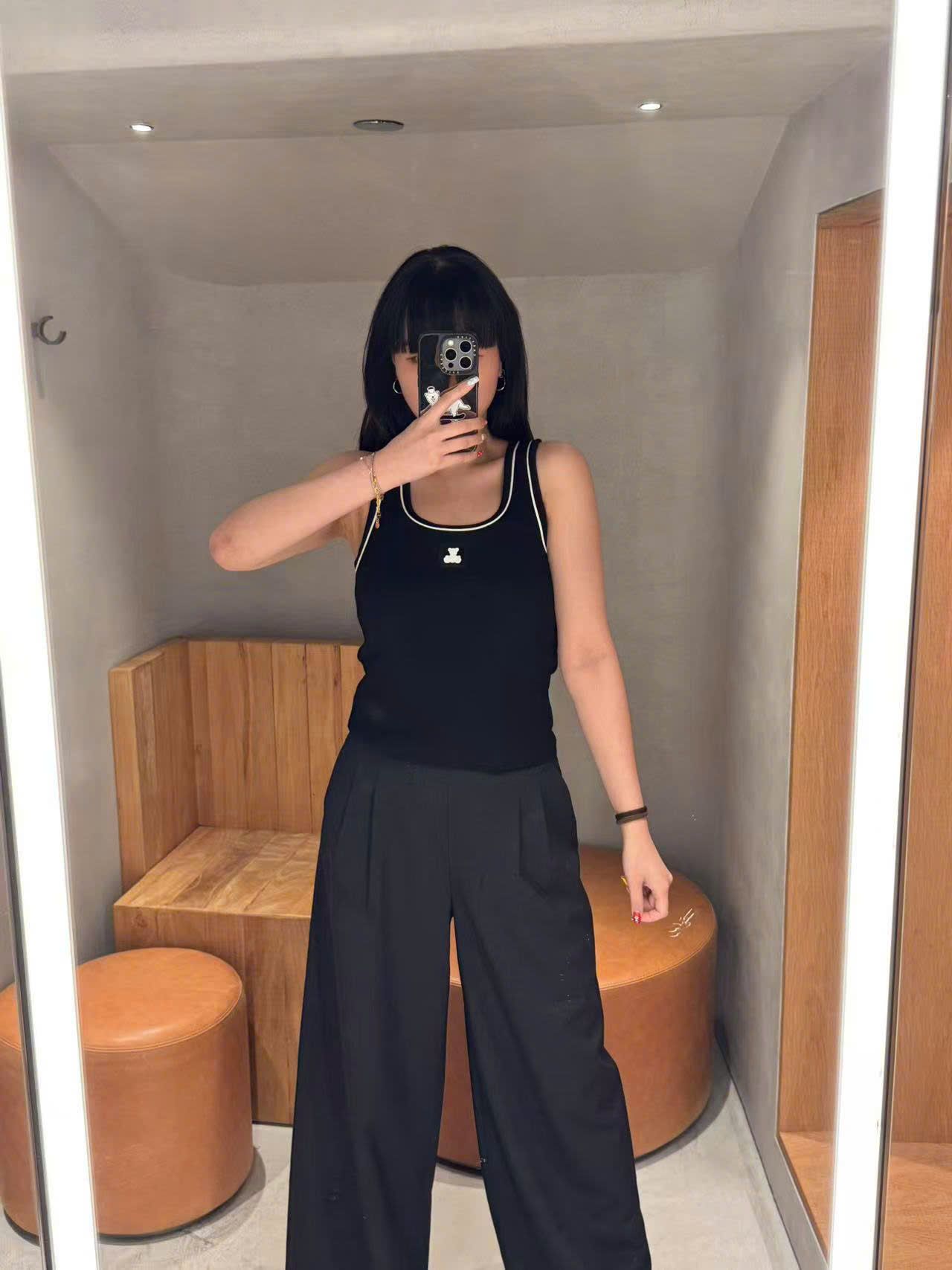 Áo tanktop đen, gấu trắng