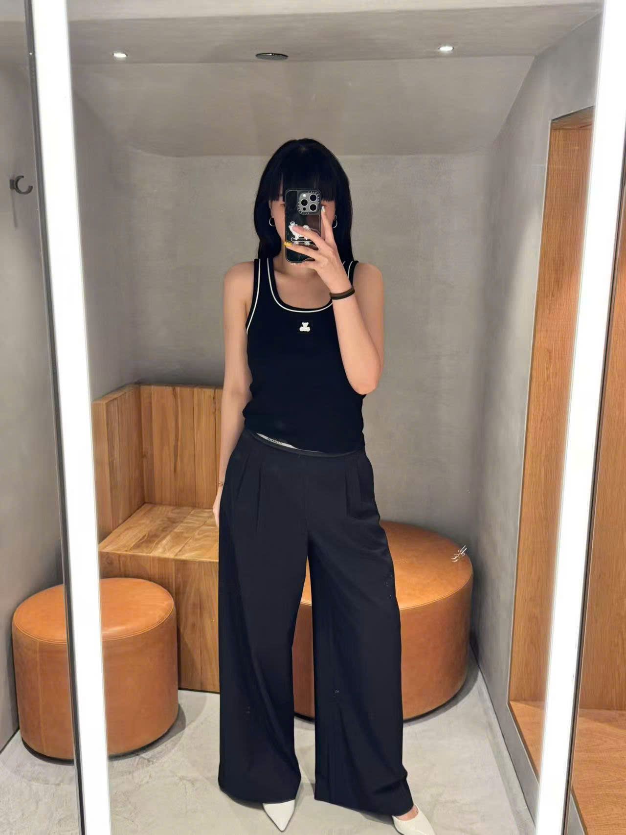 Áo tanktop đen, gấu trắng
