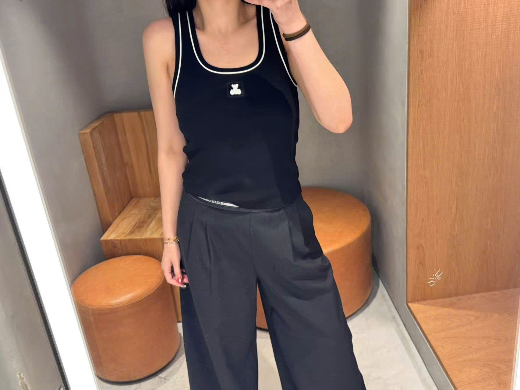 Áo tanktop đen, gấu trắng