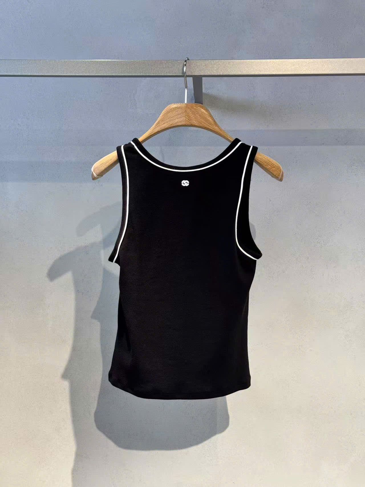 Áo tanktop đen, gấu trắng