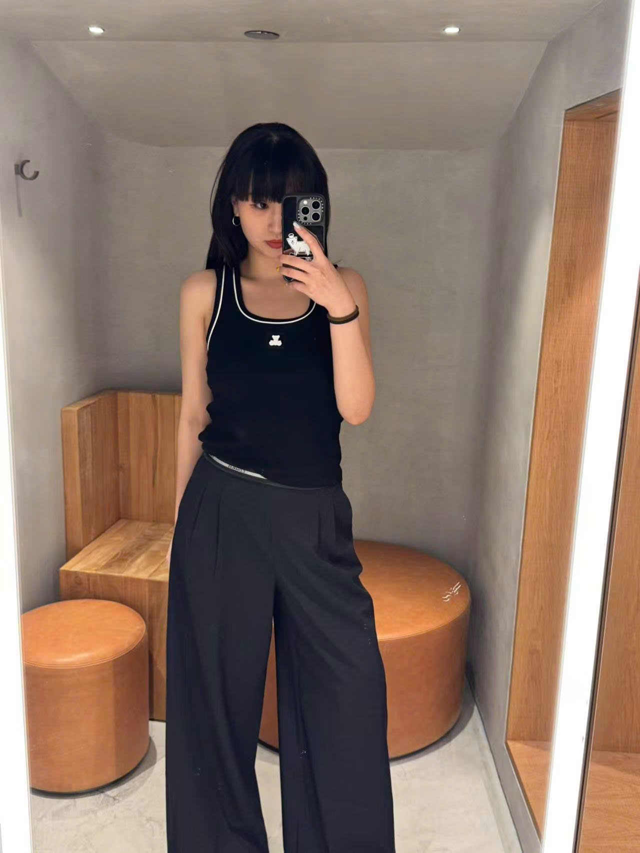 Áo tanktop đen, gấu trắng
