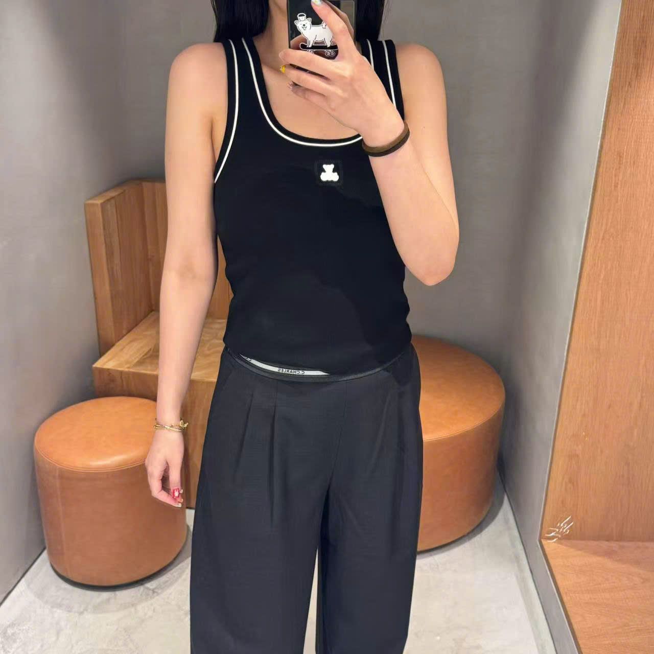 Áo tanktop đen, gấu trắng