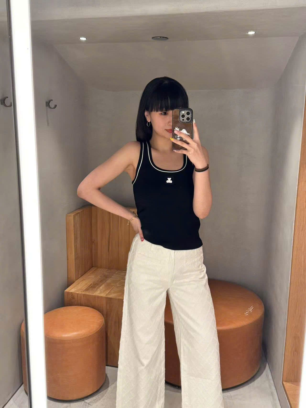 Áo tanktop đen, gấu trắng