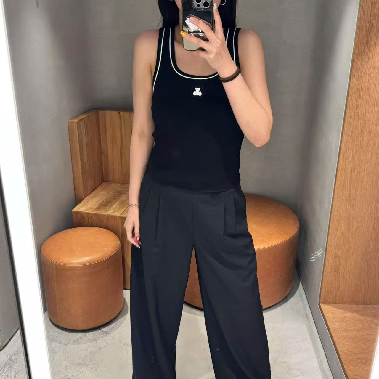 Áo tanktop đen, gấu trắng