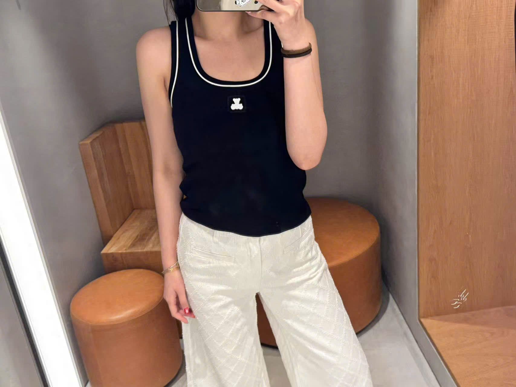 Áo tanktop đen, gấu trắng