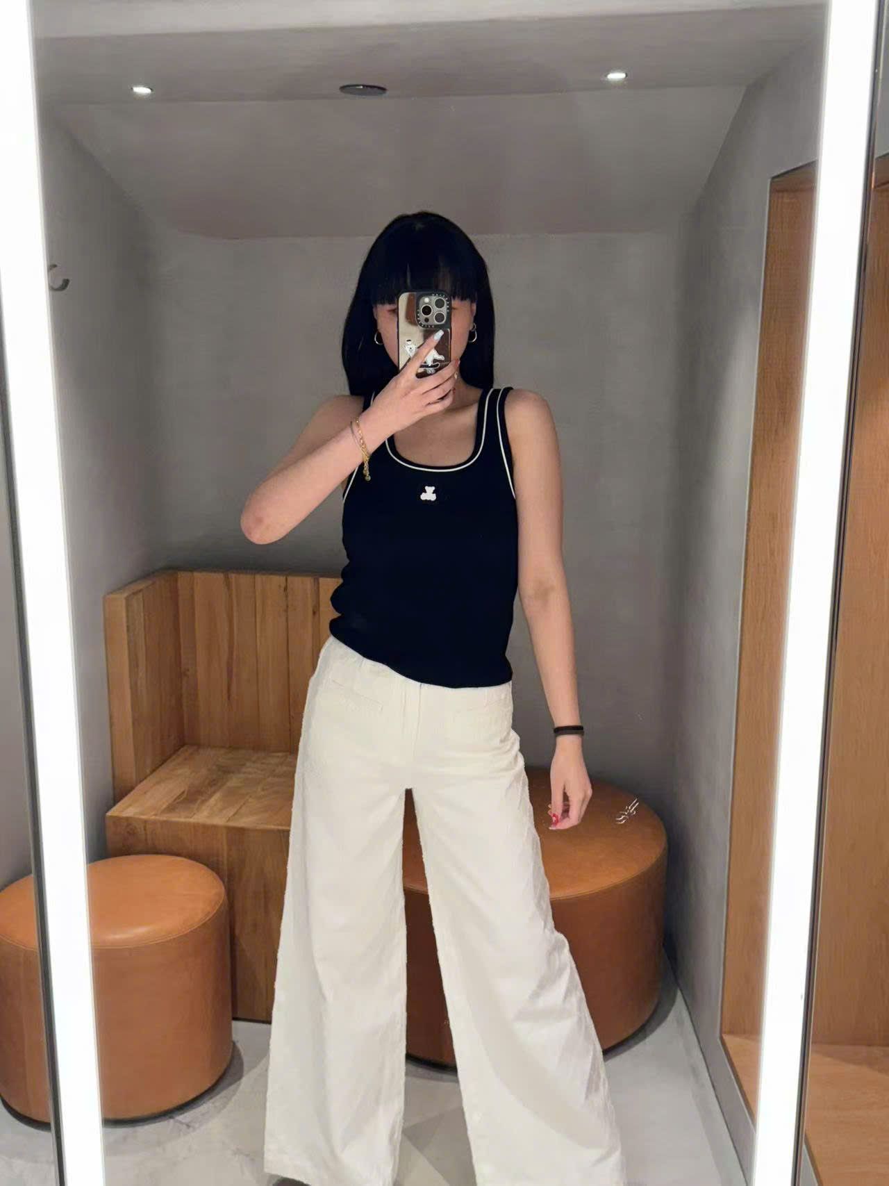 Áo tanktop đen, gấu trắng