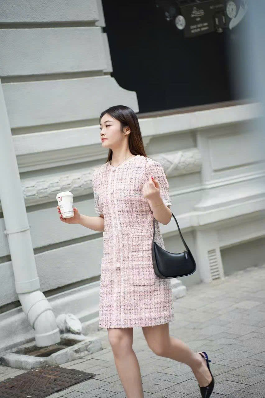 Váy tweed hồng phối cúc ngọc