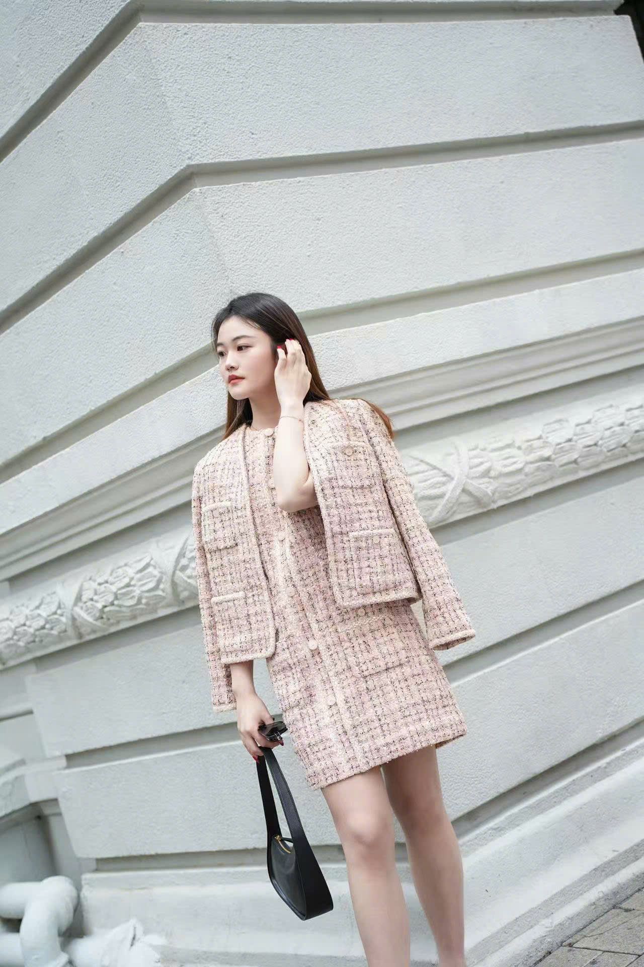 Váy tweed hồng phối cúc ngọc