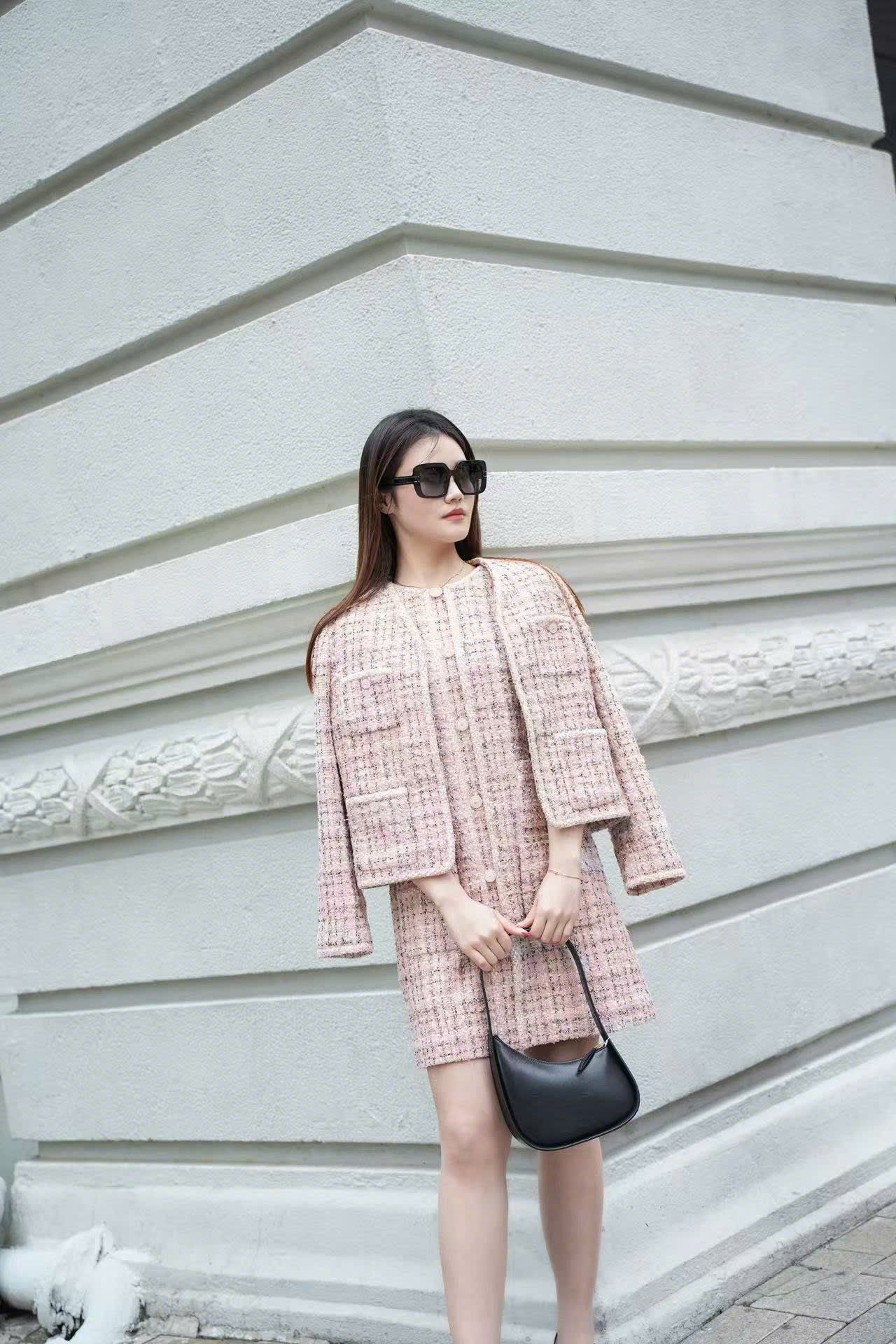 Váy tweed hồng phối cúc ngọc
