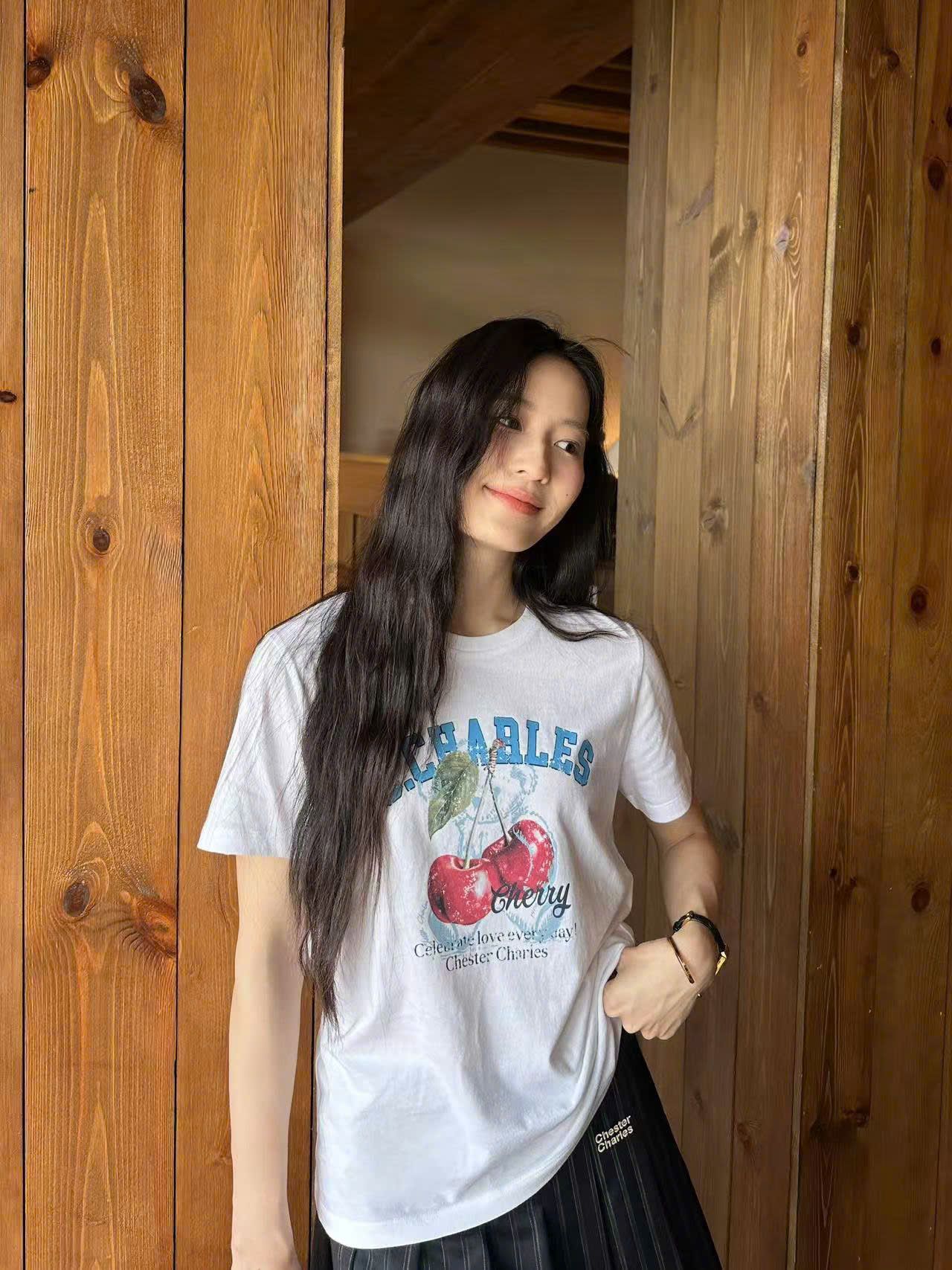 Áo phông trắng cherry đỏ