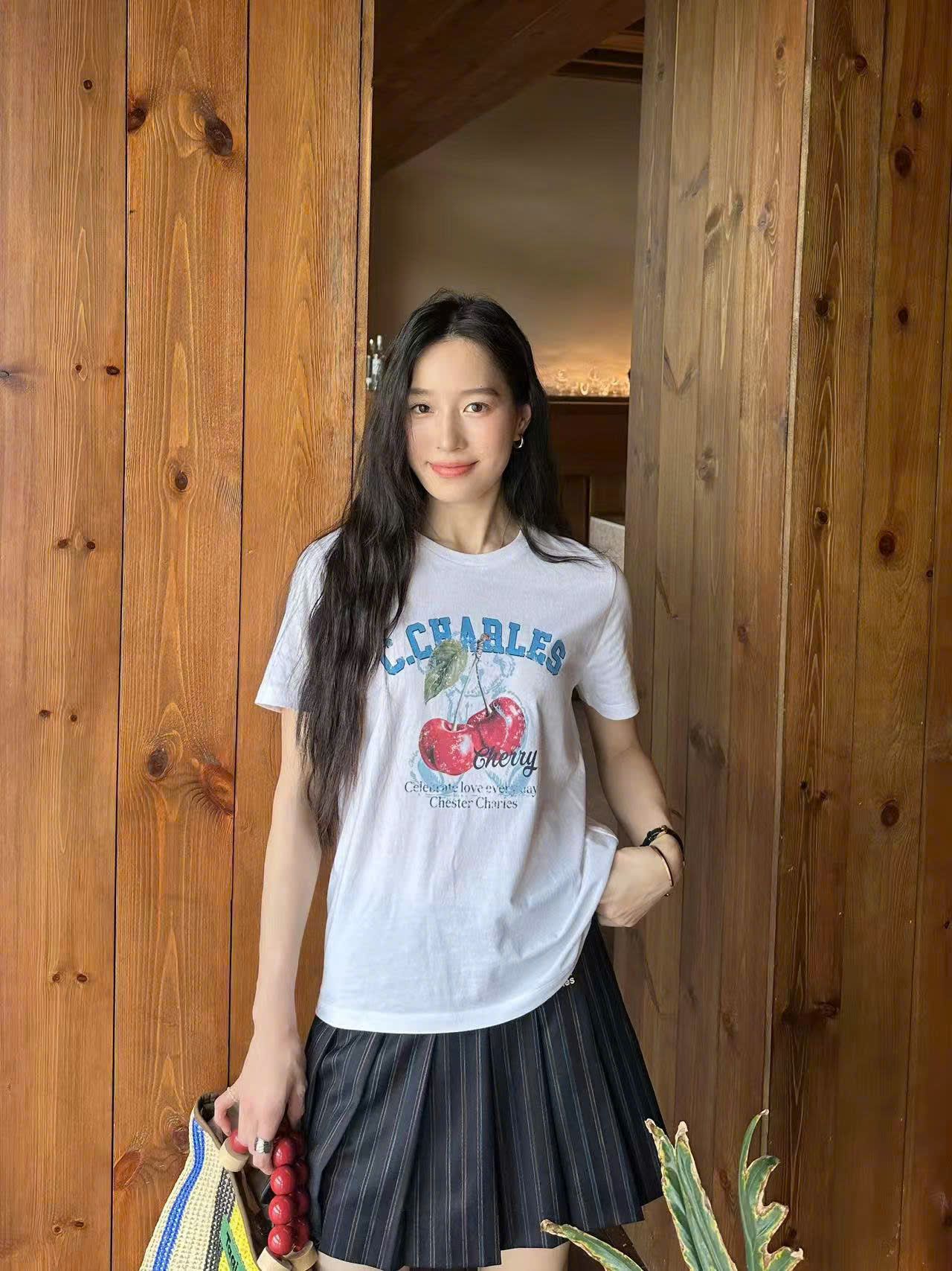 Áo phông trắng cherry đỏ