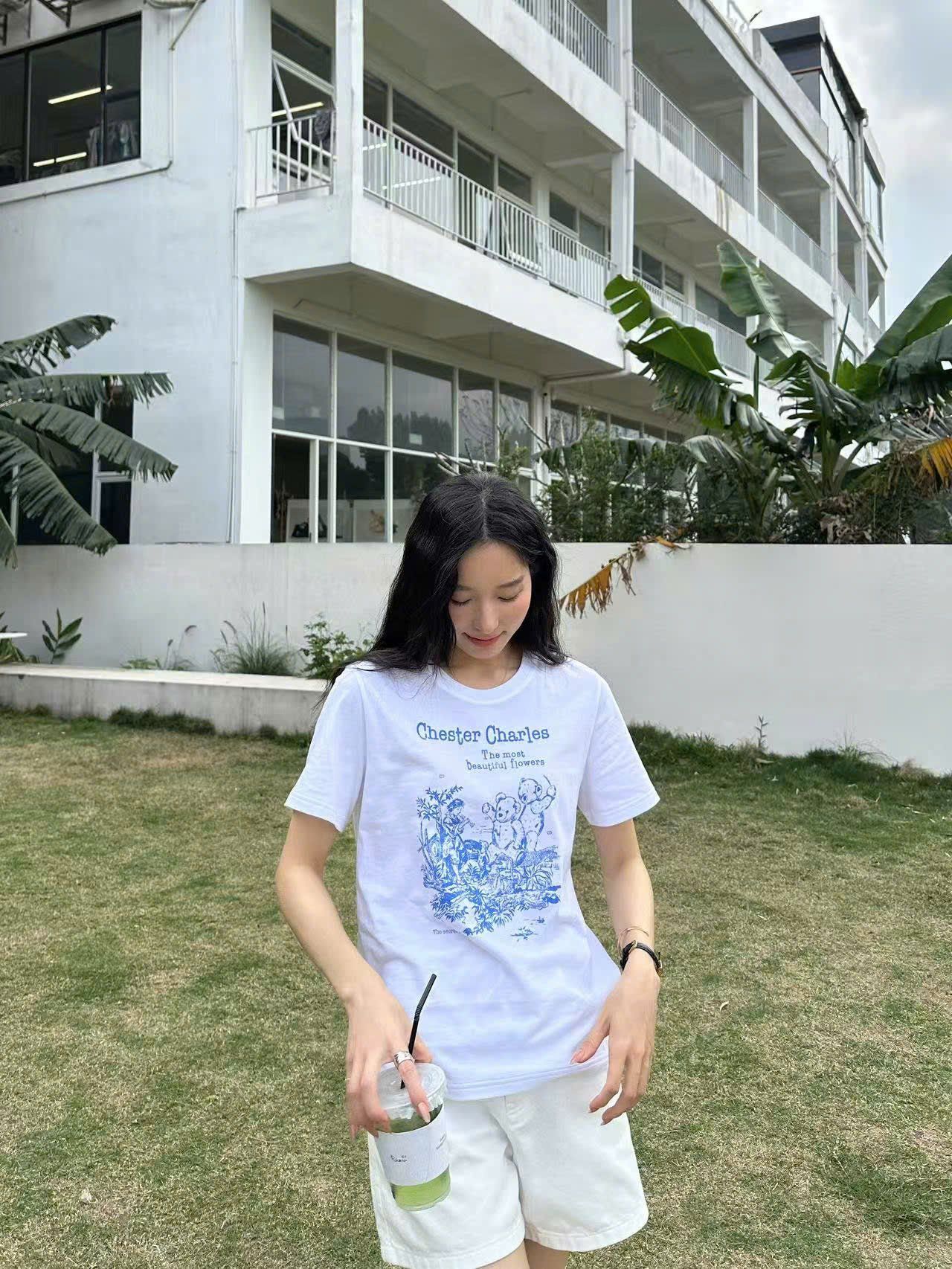 Áo phông trắng họa tiết gấu xanh