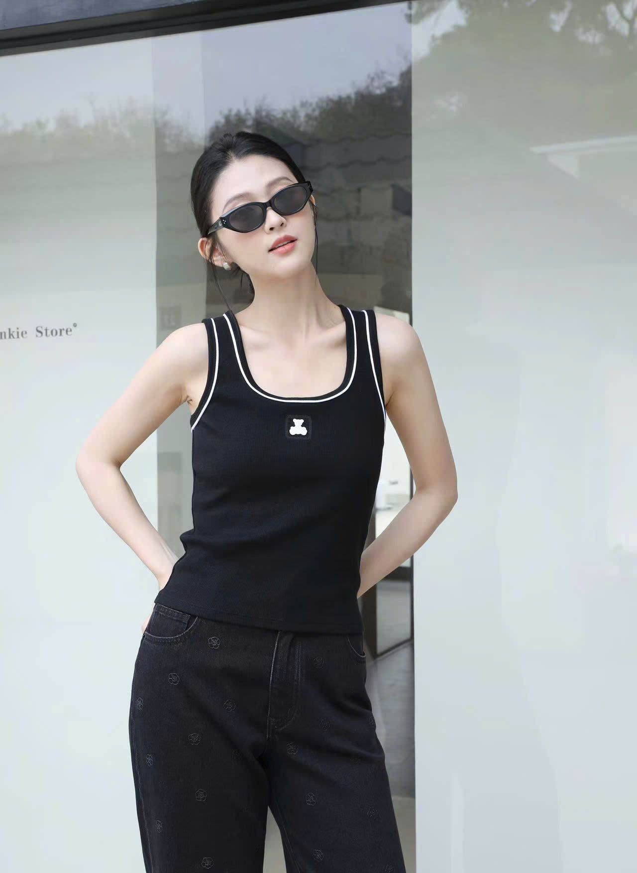 Áo tanktop đen, gấu trắng
