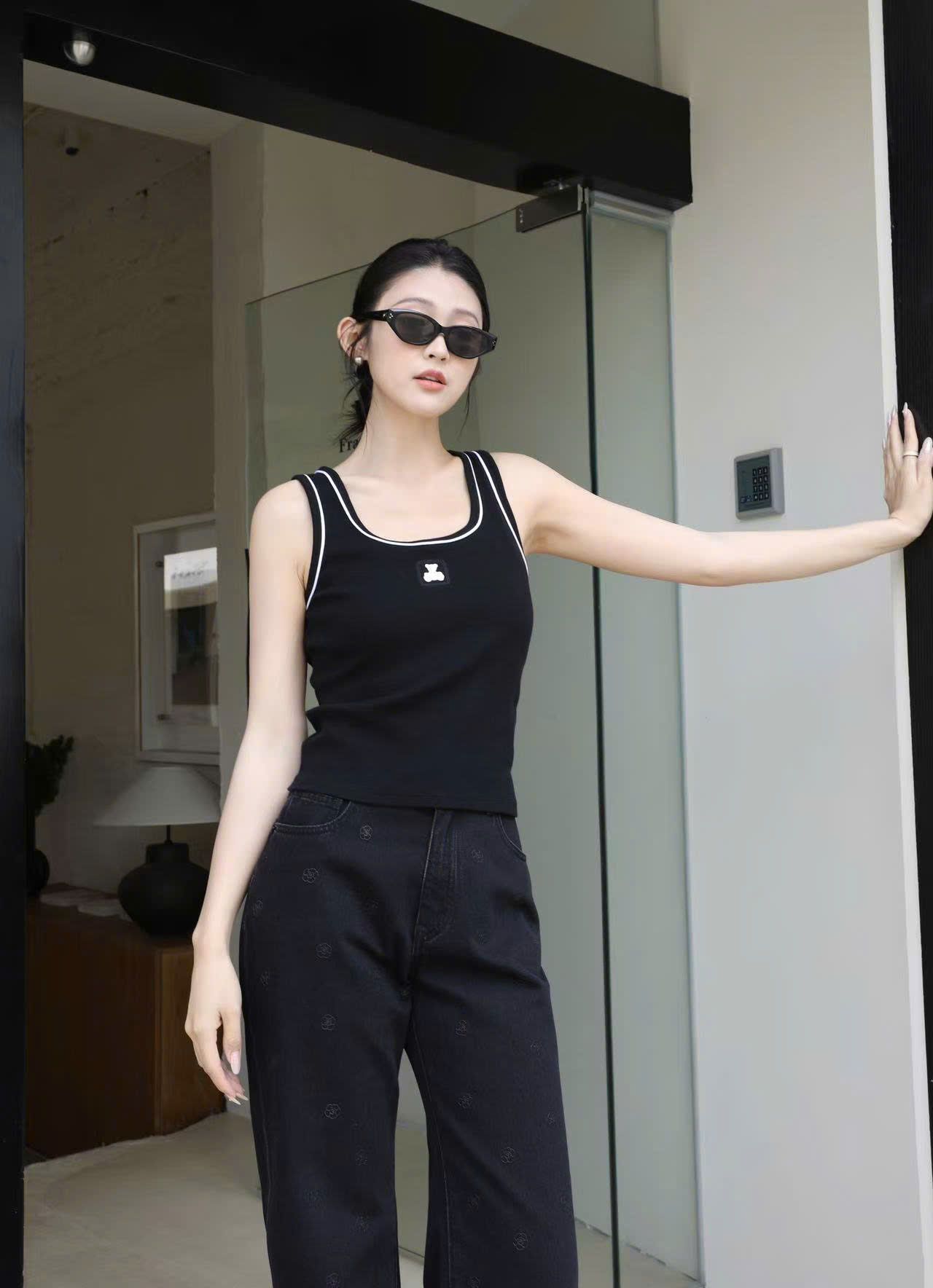 Áo tanktop đen, gấu trắng
