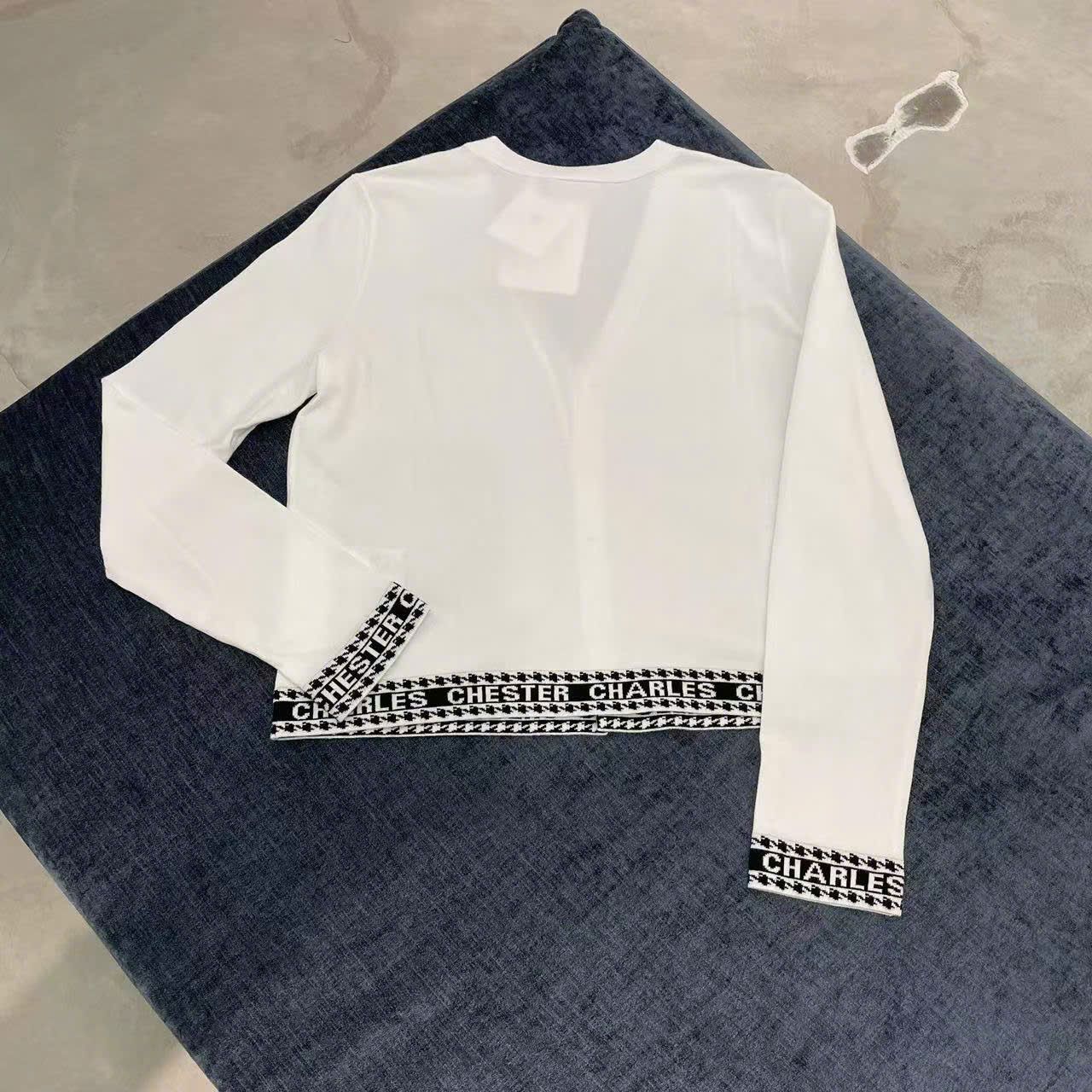 Áo CDG trắng viền chữ ở tay và gấu
