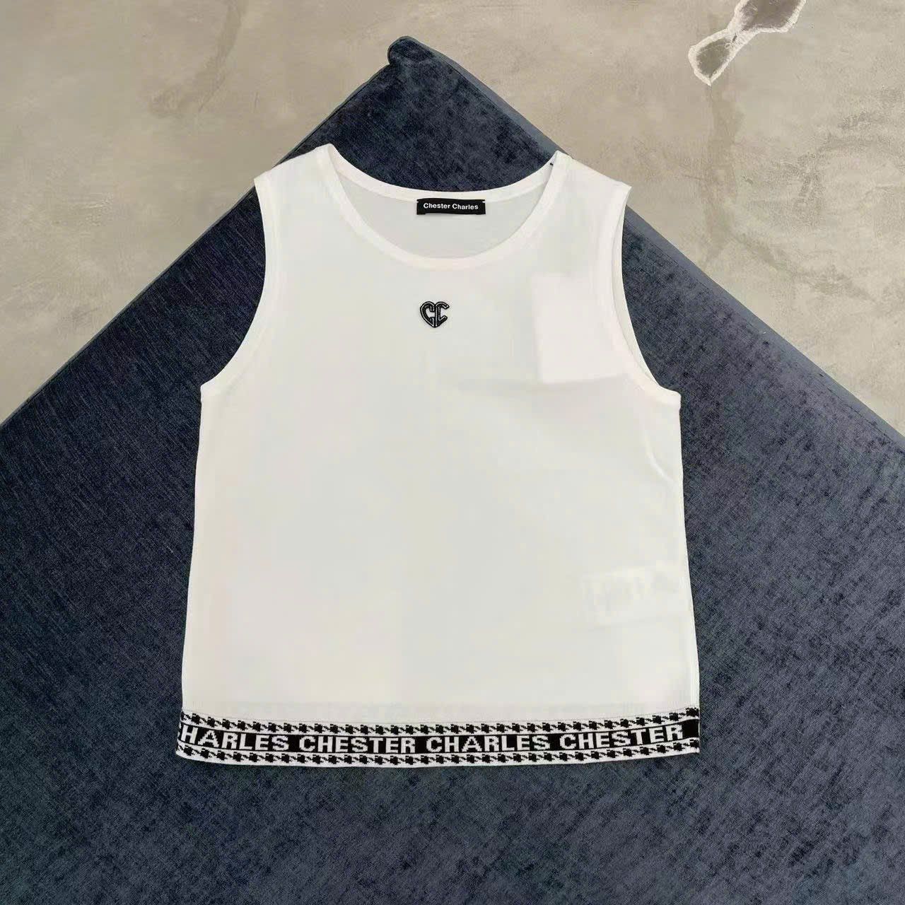 Áo ba lỗ trắng-viền chữ CC đen ở gấu