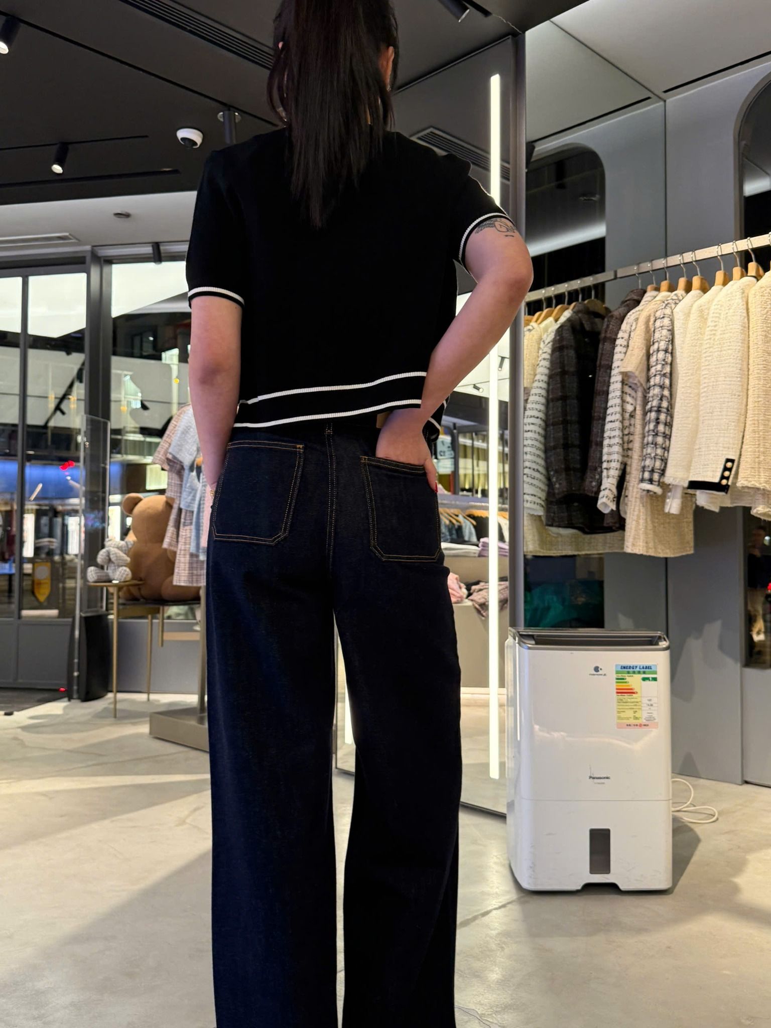 Jean xanh, khóa vàng túi quần