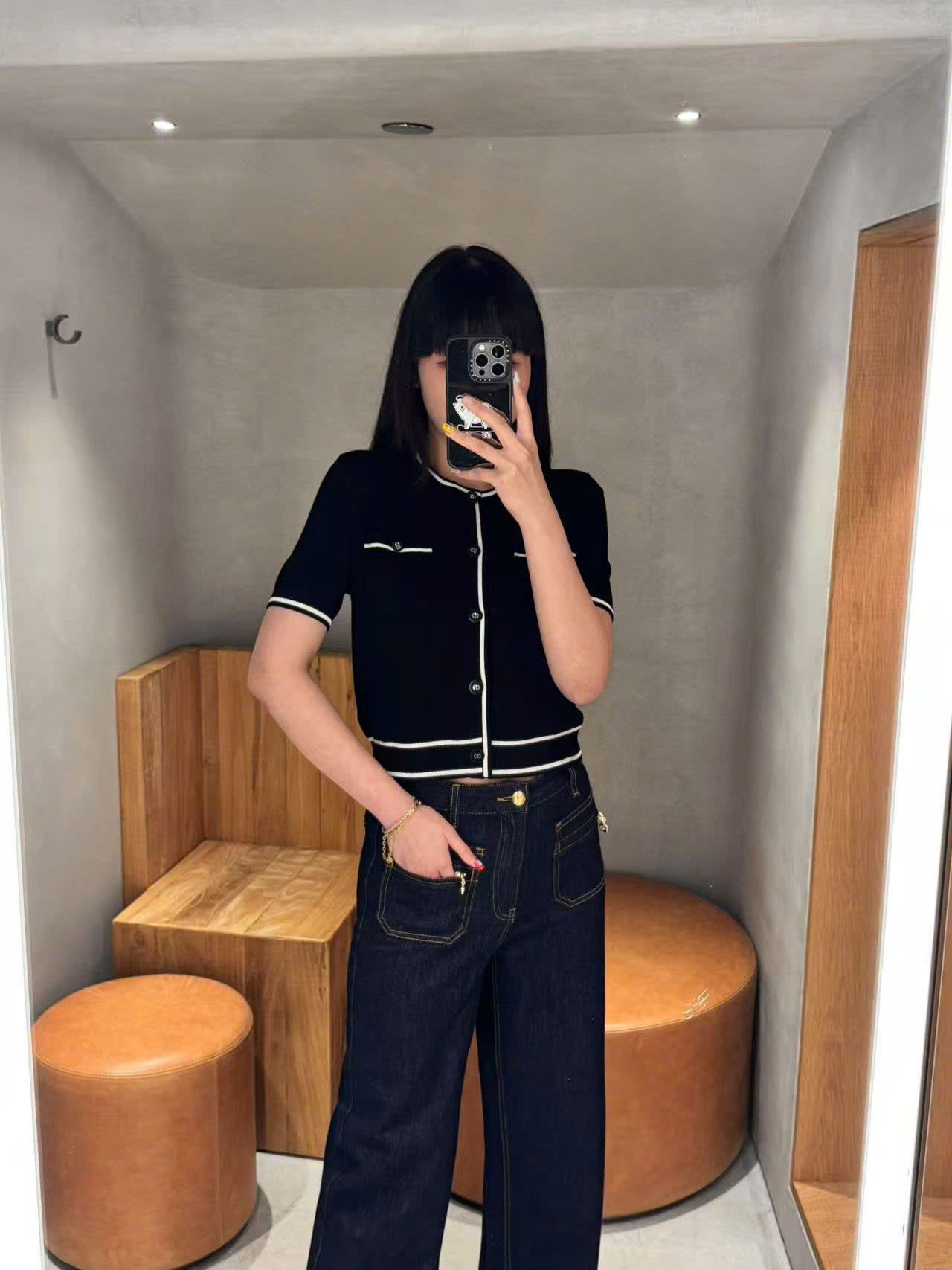Jean xanh, khóa vàng túi quần