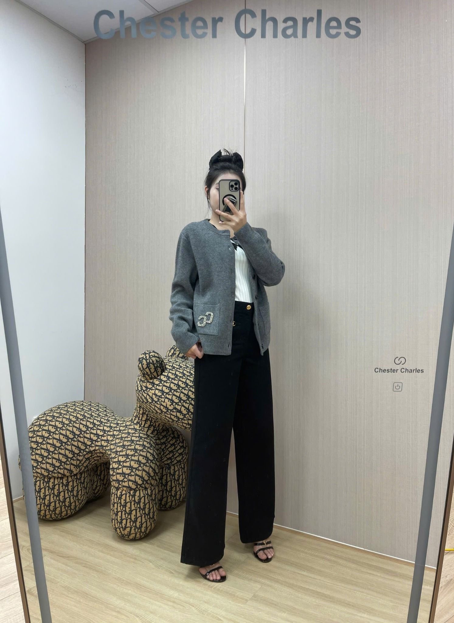 Quần jean đen, 2 xích vàng