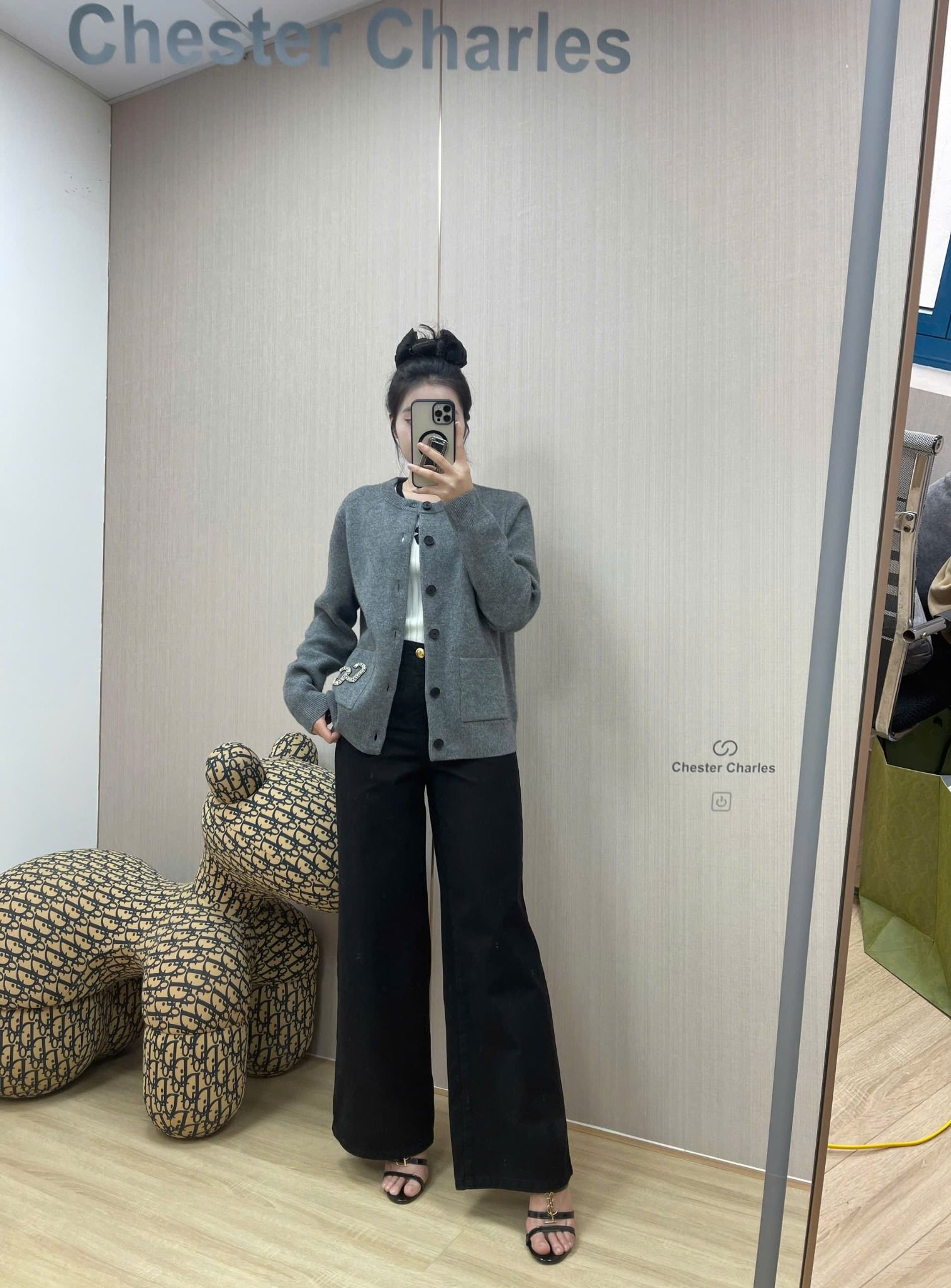 Quần jean đen, 2 xích vàng