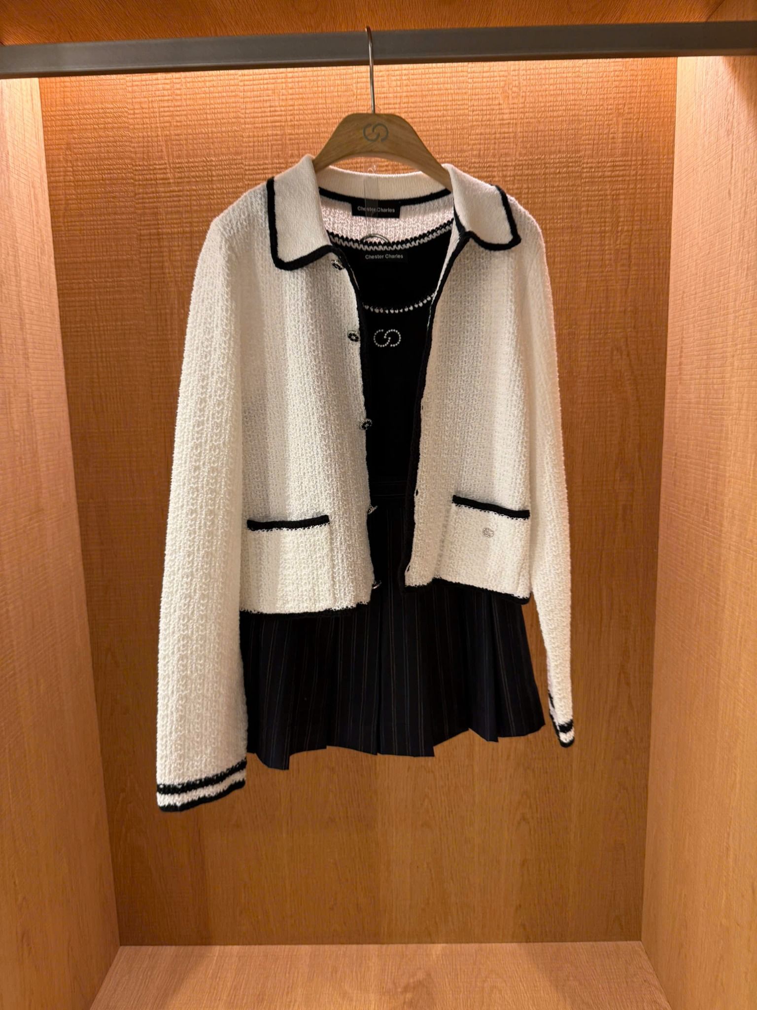 Áo tank top đen viền trắng CC