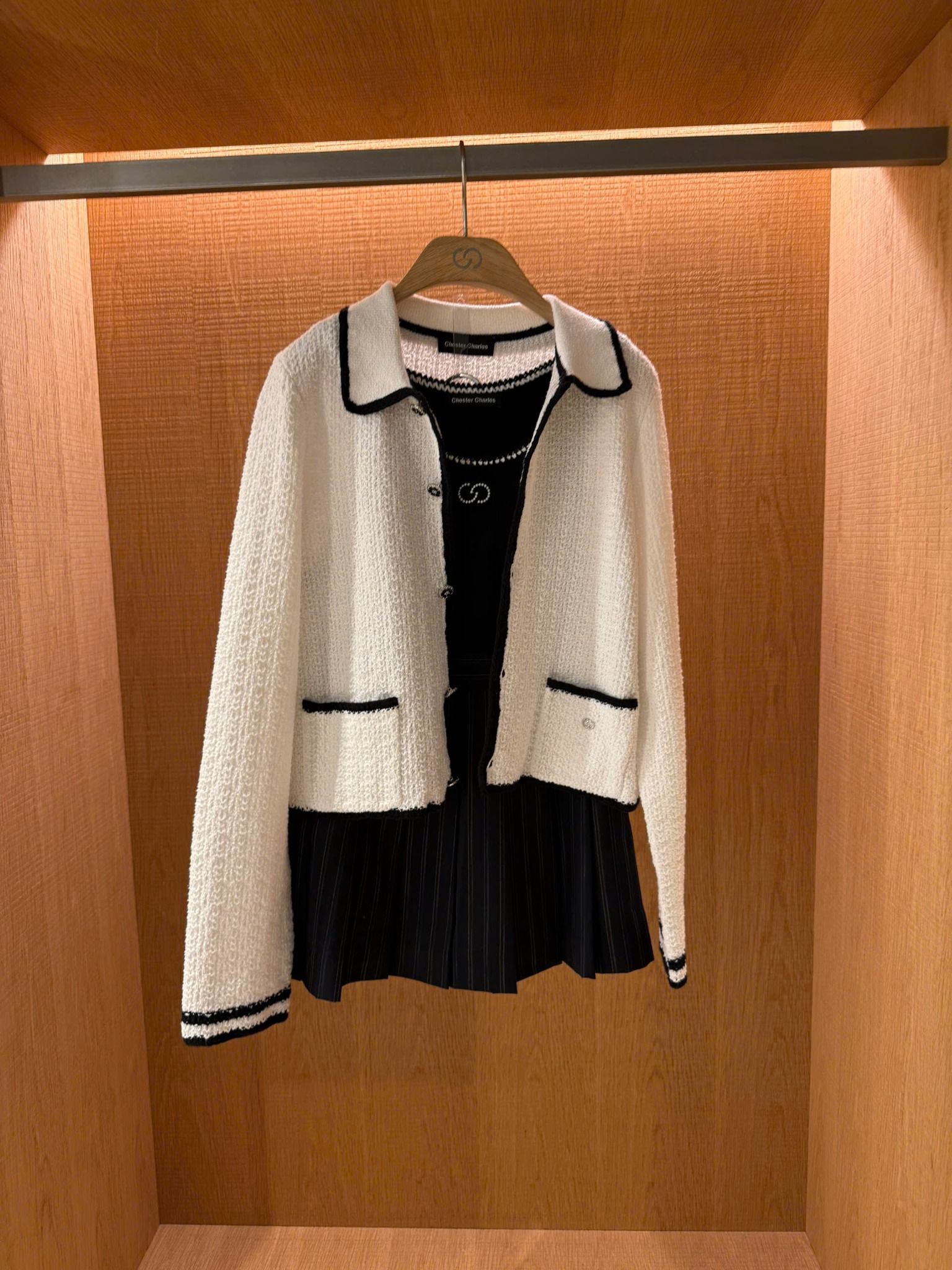 Áo tank top đen viền trắng CC