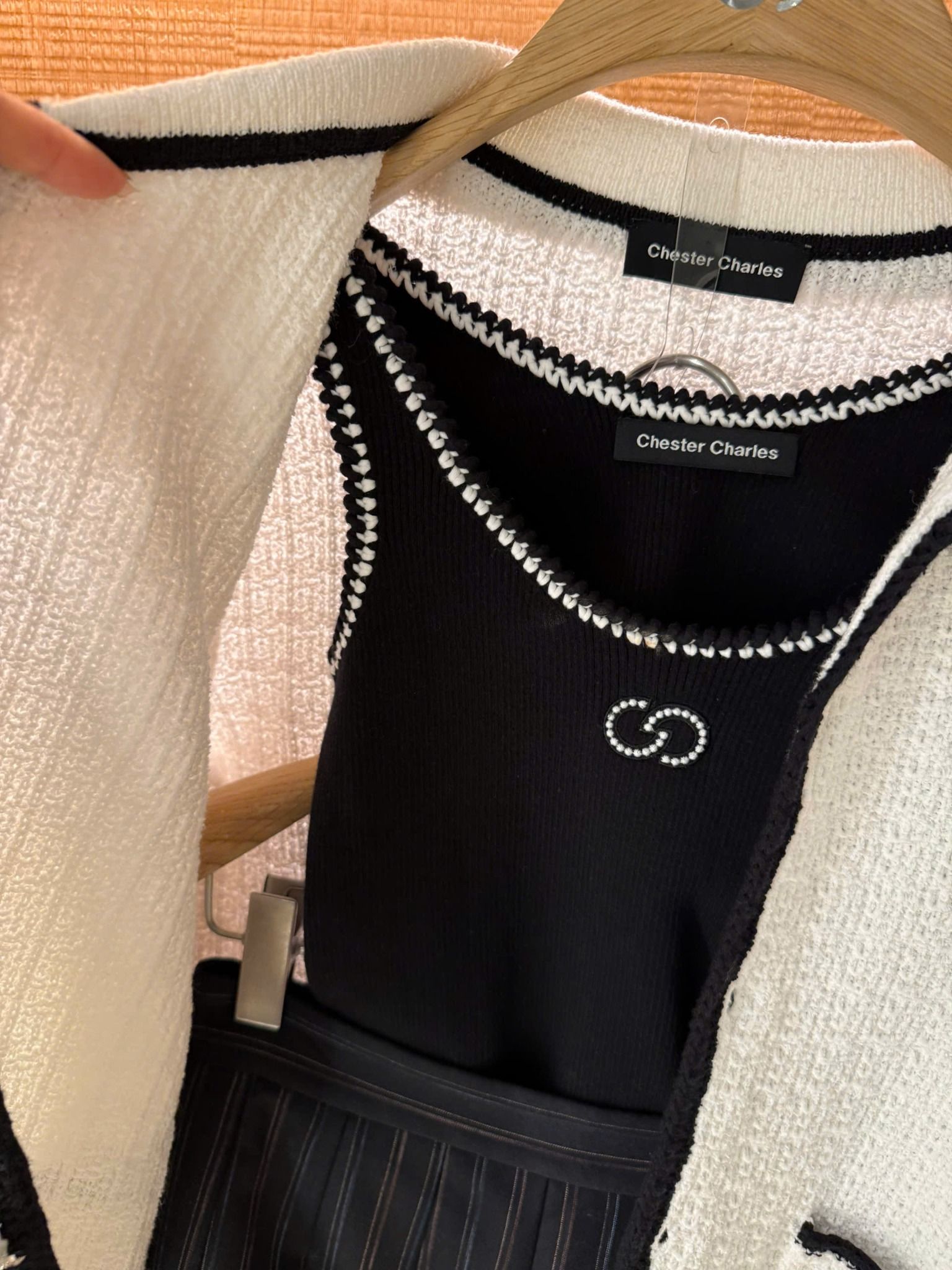 Áo tank top đen viền trắng CC