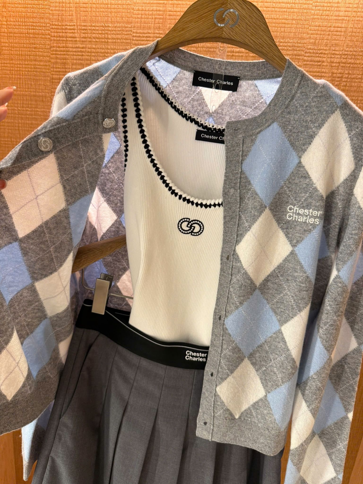 Áo tank top trắng viền đen CC