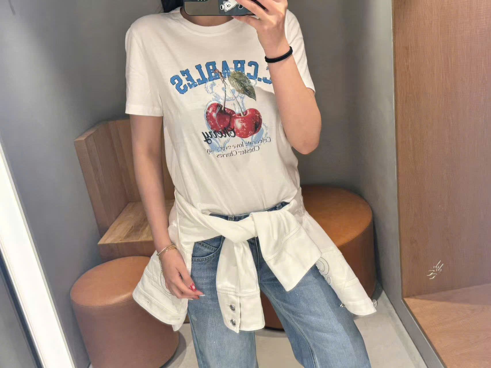 Áo phông trắng cherry đỏ