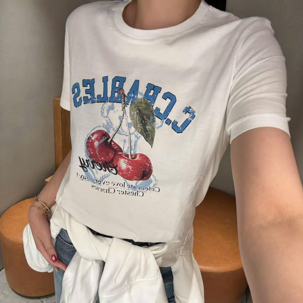 Áo phông trắng cherry đỏ
