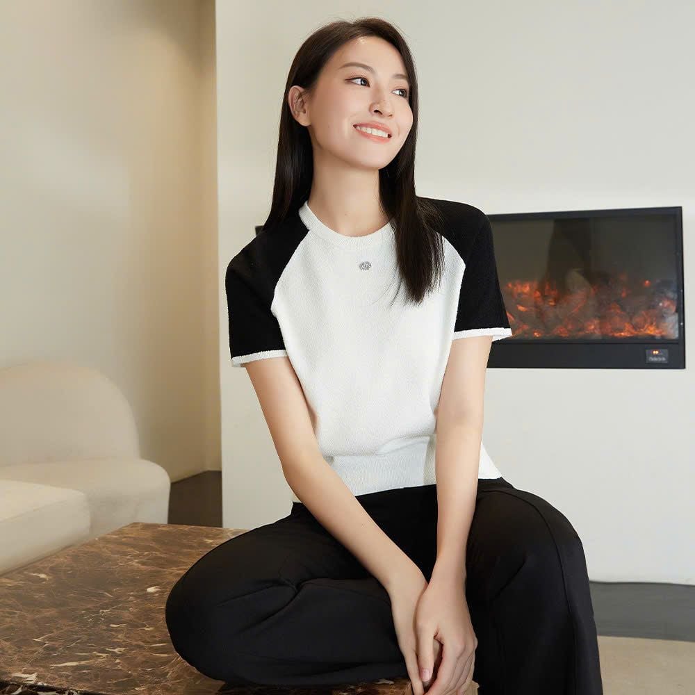 Áo len trắng tay đen - logo nhỏ đính đá