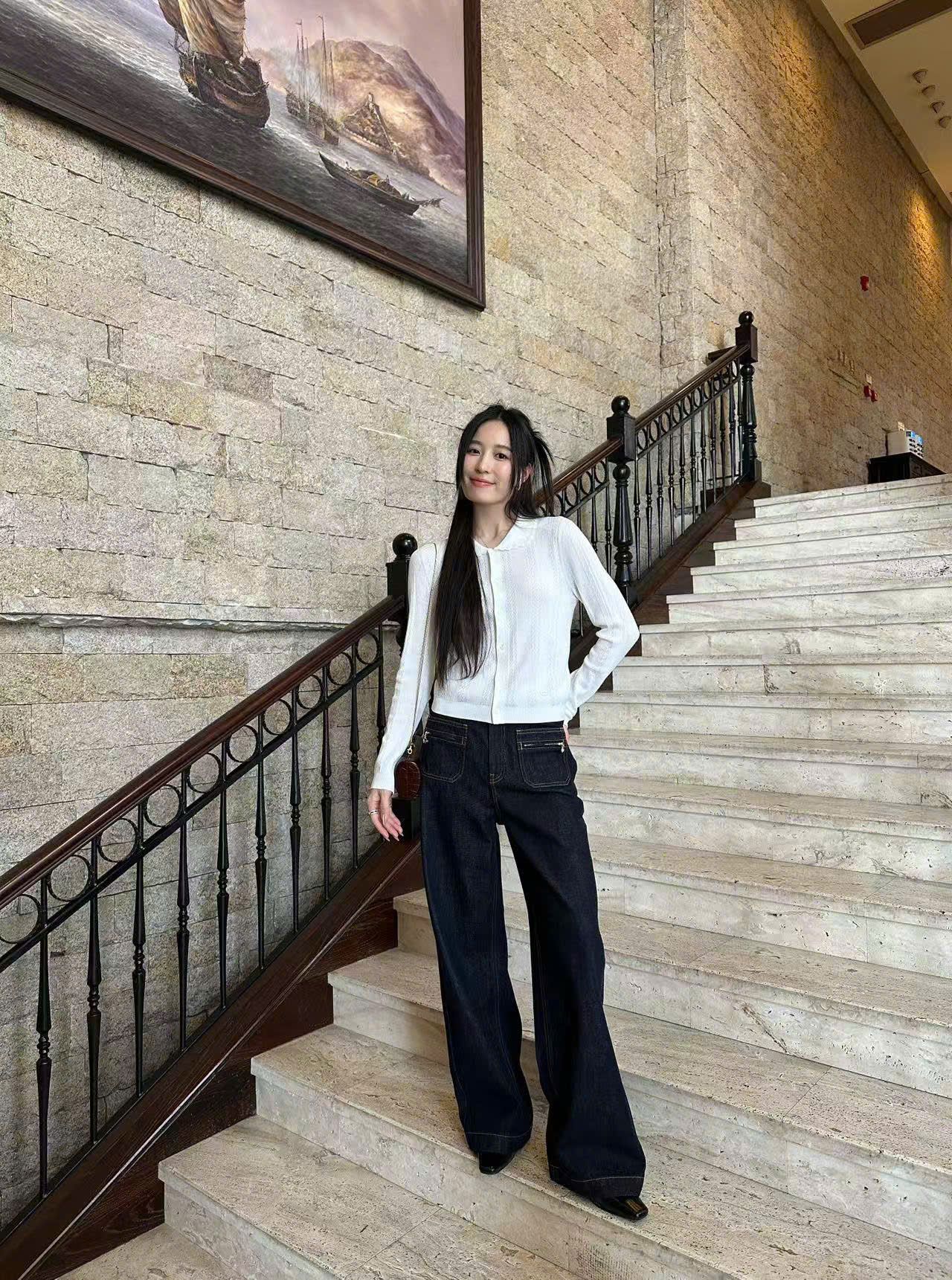 Jean xanh, khóa vàng túi quần
