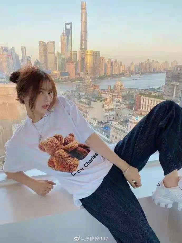 Áo phông trắng, gấu vàng đôi