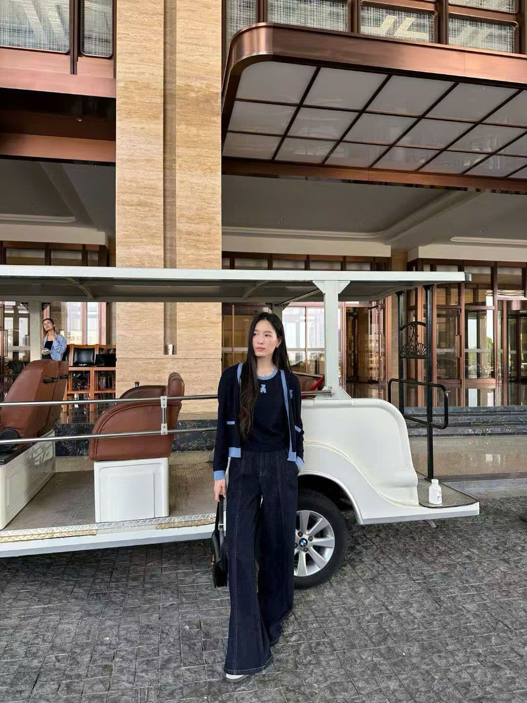 Quần jean xanh ống rộng , ly giữa