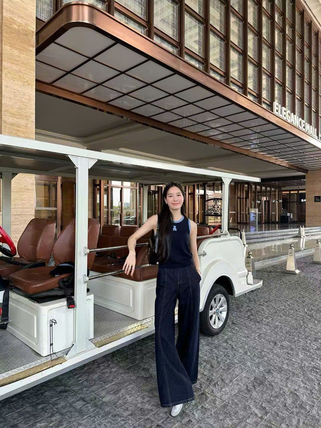 Quần jean xanh ống rộng , ly giữa