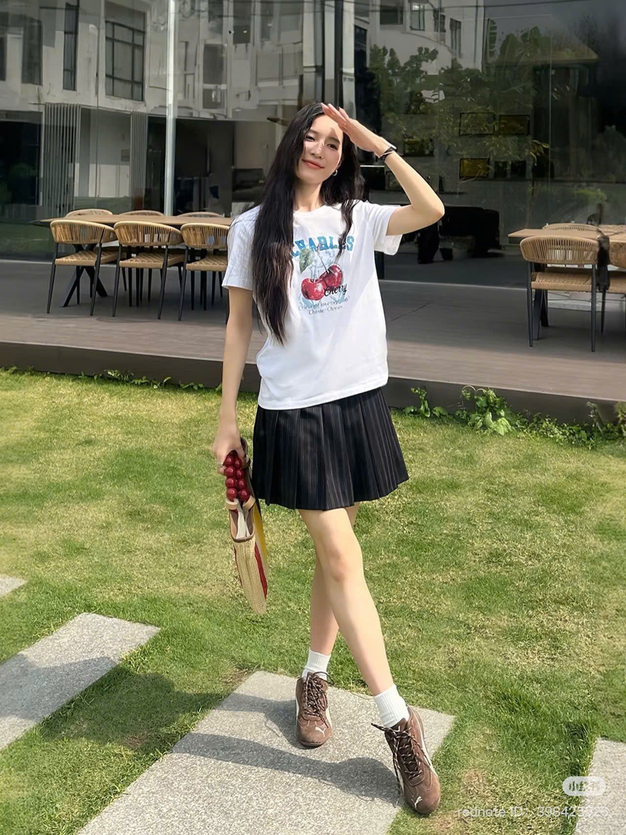 Áo phông trắng cherry đỏ