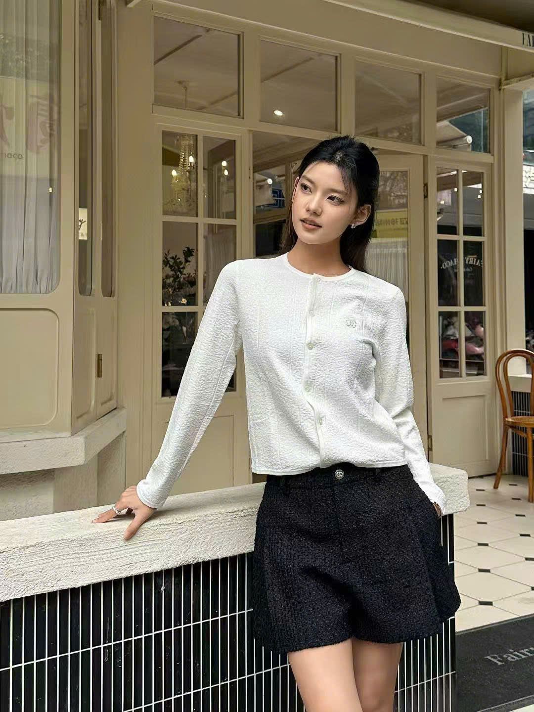 Áo CDG Trắng - vải sóng logo ngực