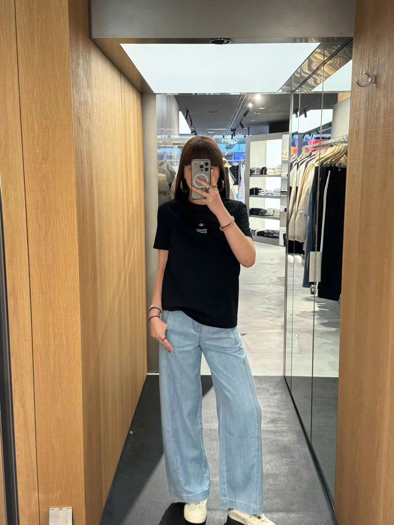 Áo phông đen gấu nhỏ chữ ngực